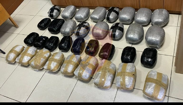 DO TRAFIKONIN DREJT MAQEDONISË 38 KILOGRAM KOKAINË/ 2 të arrestuar në Pogradec, 1 në kërkim