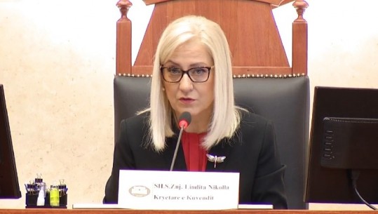 COVID-19/ Kryetarja e Kuvendit, Lindita Nikolla u bën thirrje deputetëve që të vaksinohen