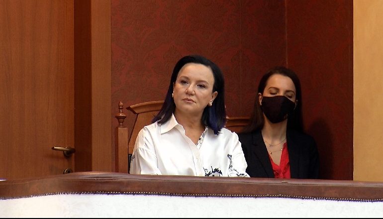 FOTOLAJM/ Linda Rama e pranishme në Kuvend, ndjek më vëmendje kryeministrin