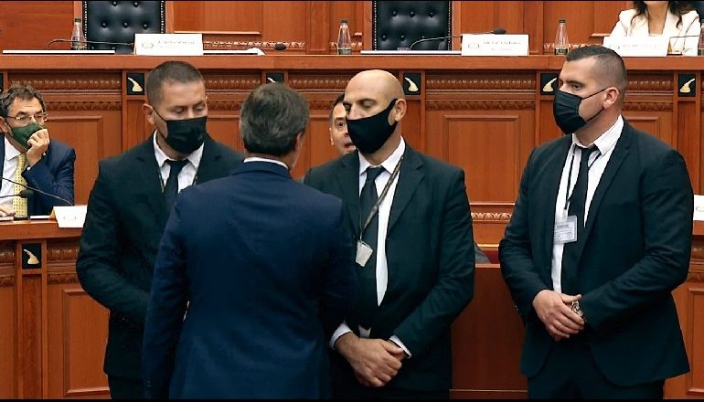 TENSIONE NË KUVEND! Nuk ndalet OPOZITA, Enkelejd Alibeaj ndalon Arben Ahmetajn të flasë. Ndërhyn garda