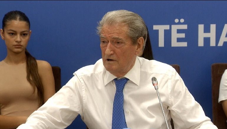 TREGON HAPAT PËR RRËZIMIN E BASHËS/ Berisha: Mbledhim 1500 firma të anëtarëve të Kuvendit Kombëtar për…