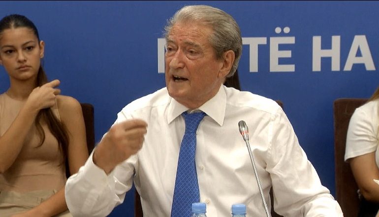“PLAS” NË PD/ Berisha tallet me fushatën e Bashës: Seç gjeti një kamionçinë dhe fliste…