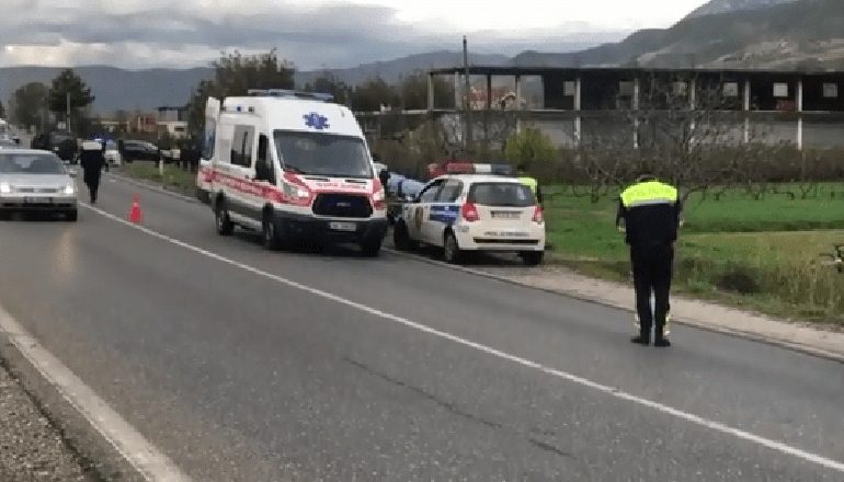 AKSIDENT I RËNDË NË BURREL/ Makina del nga rruga, plagoset shoferi dhe 5 pasagjerët, nisen drejt Tiranës
