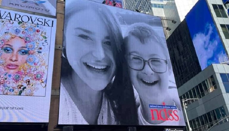 NUK NDODH SHPESH/ Djaloshi shqiptar ekspozohet në ekranin gjigand të “Times Square” në New York (FOTO)