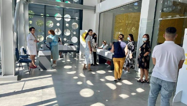UNIVERSITETET HAPIN DYERT PËR VAKSINIMIN E PEDAGOGËVE DHE STUDENTËVE/ Manastirliu: Garanci për një ecuri më të mirë…