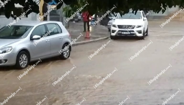 RESHJET E SHIUT NË KUKËS/ Probleme në akset nacionale për shkak të rrëshqitjes së dherave