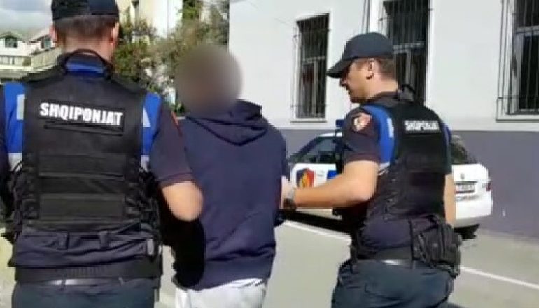 “DILNI JASHTË, TËRMET 8 BALLË”/ Shakaja pa kripë e 18-vjeçarit që ngriti në këmbë lagjen në Kavajë. Arrestohet nga policia