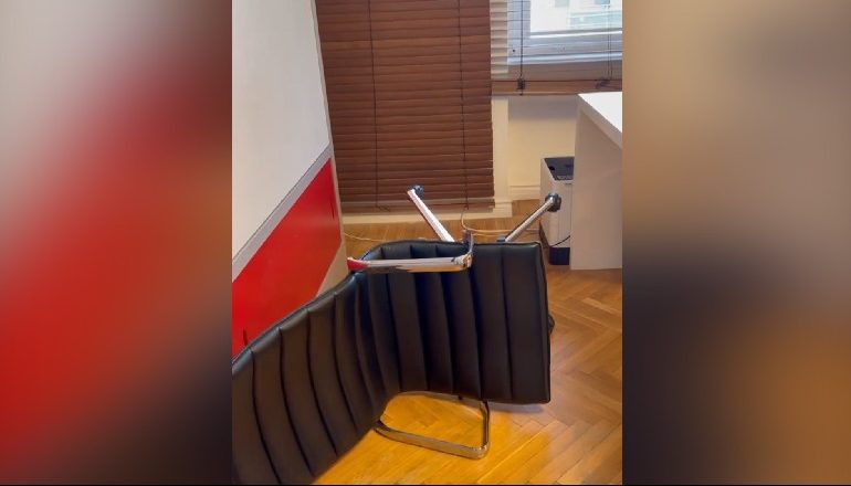 RRËZON KARRIGEN E ZV.KRYEMINSTRIT/ Erion Braçe dorëzon çelësat e zyrës: Nuk hyra si hajdut…
