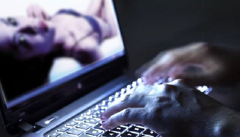 SHOKUESE/ Shqiptari hakmerret ndaj të miturës në Greqi. Publikoi video intime dhe filloi kërcënimet: Do të shkatërroj