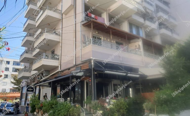 “SHPËRTHEU” ZJARRI ORËT E PARA TË MËNGJESIT/ Digjet lokali pranë plazhit në Durrës (FOTOT)
