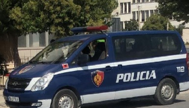 RRAHËN NJË PERSON DHE E KËRCËNUAN/ Arrestohen dy vëllezërit në Tropojë