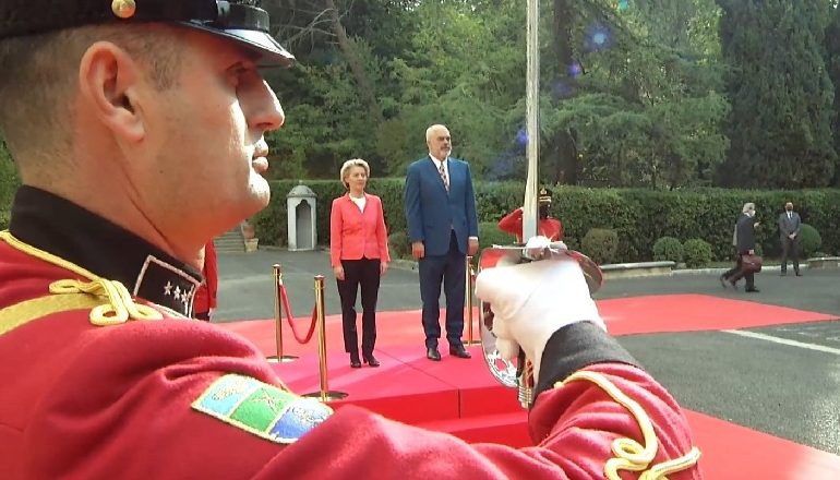 PRESIDENTJA E KE-SË VIZITË NË TIRANË/ Von der Leyen: Mesazhi im është i qartë, ne ndajmë një të ardhme të përbashkët evropiane