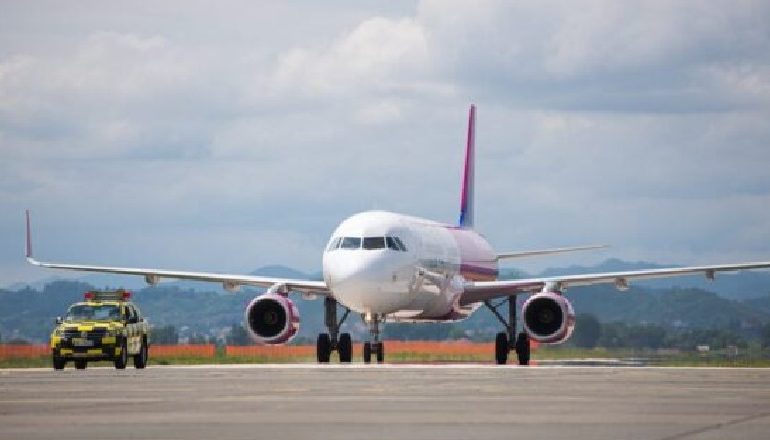 PANIK NË RINAS! Një avion ka dalë nga pista. Defekt gjatë uljes…