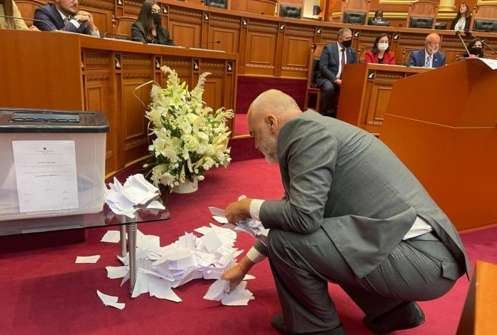 IRONIZON SALIANJIN PËR GRISJEN E LETRAVE TË VOTIMIT/ Ish-deputeti Duraku: Ky njeri (Rama) që mbledh letra ka fituar 5 herë zgjedhjet