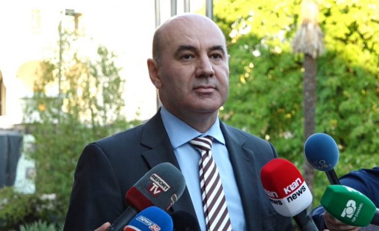 JUSTIFIKON BASHËN/ Alfred Rushaj: Me përjashtimin e Sali Berishës u shmang një “luftë” me SHBA