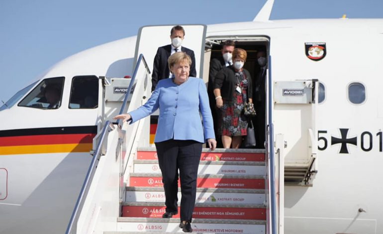 PUBLIKON FOTOT/ E veshur me të kaltër, Merkel në Tiranë, Xhaçka i uron mirëseardhjen në Rinas