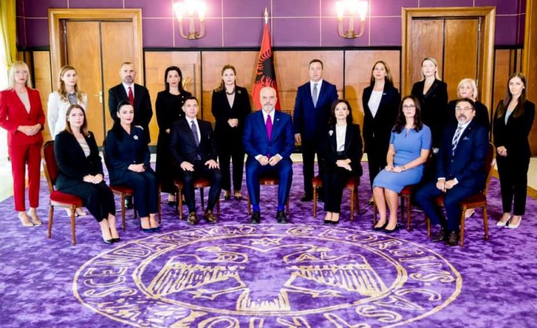 QEVERIA “RAMA 3″/ Xhaçka poston foton e kabinetit qeveritar: Mirënjohëse shqiptarëve dhe kryeministrit…