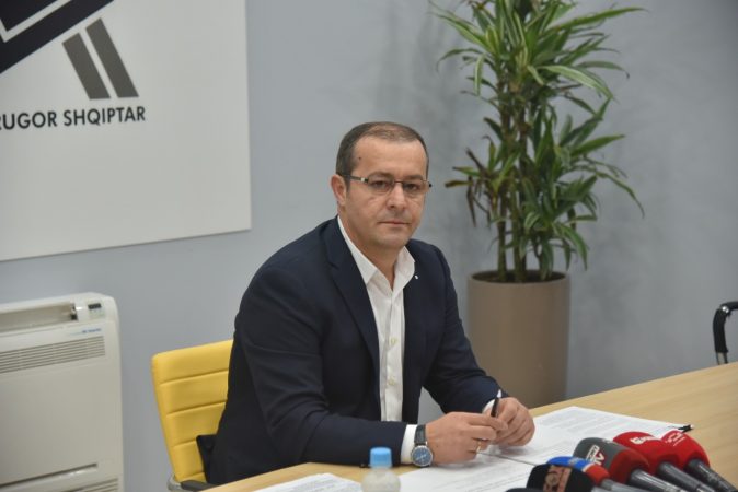 “MBUSHA DISA GROPA…”/ Jep dorëheqjen nënkryetari i bashkisë së Vlorës, Afrim Qëndro