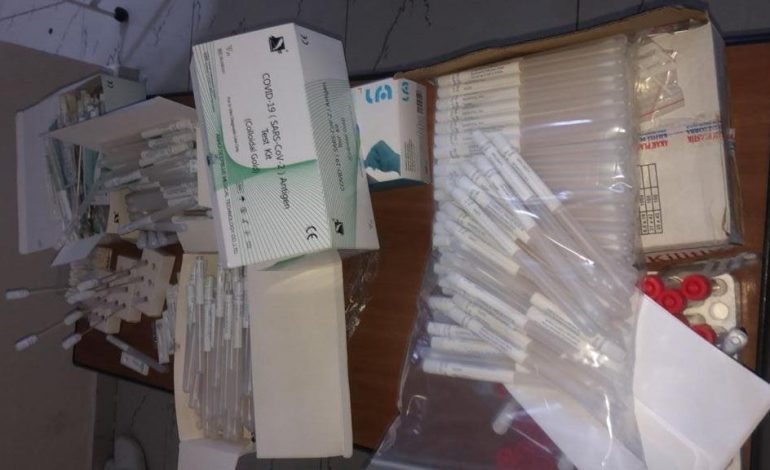 POLICIA AKSION NË DURRËS/ Pajisnin udhëtarët me teste të shpejta COVID-i pa licencë, 5 të arrestuar