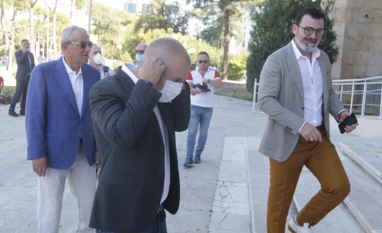 U DORËHOQ NGA POLITIKA/ Gramoz Ruçi merr pjesë në Asamblenë e PS, shfaqet i qeshur mes…