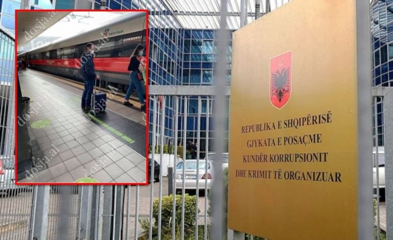 DEL FOTO/ Adriatik Llalla si “kokrra e mollës”, shfaqet me valixhe në dorë duke u arratisur në Romë pas DËNIMIT