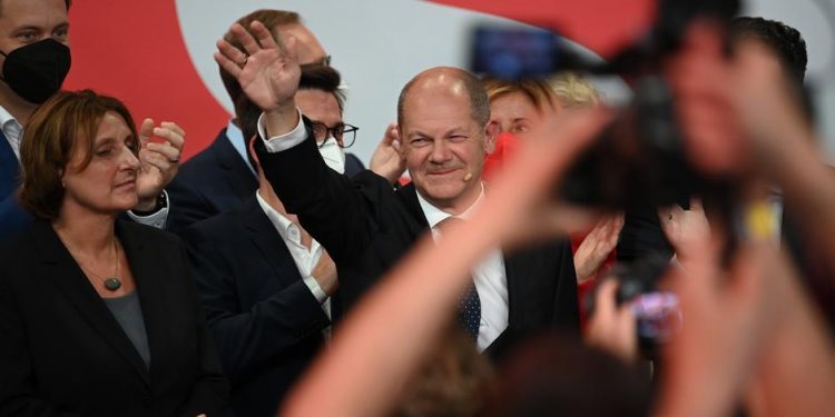 GJERMANI/ SPD mund partinë e Merkelit me rezultat të ngushtë! Koalicion për qeverinë e re