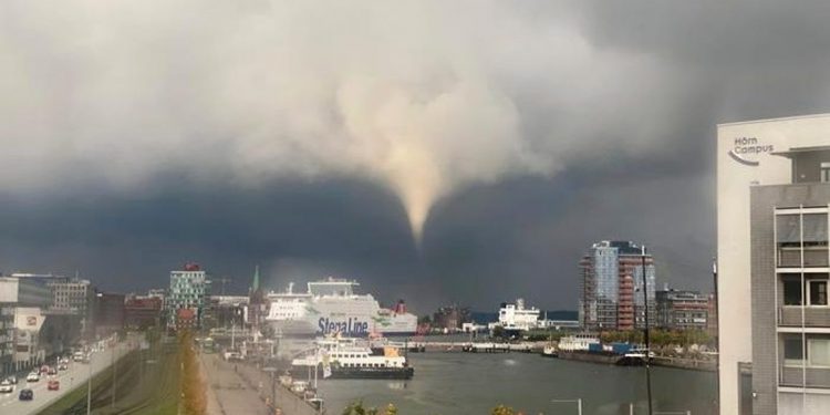 TORNADO E FUQISHME GODET QYTETIN GJERMAN/ Raportohet për disa të plagosur