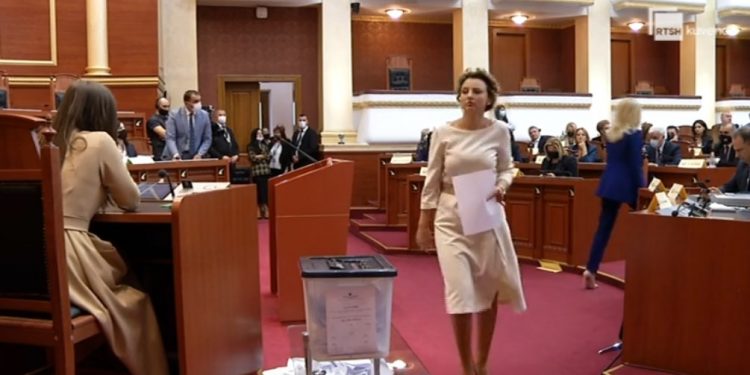 PAS KRYEMADHIT/ Edhe 2 deputetë të tjerë të LSI votojnë për zgjedhjen e kryetares së Kuvendit
