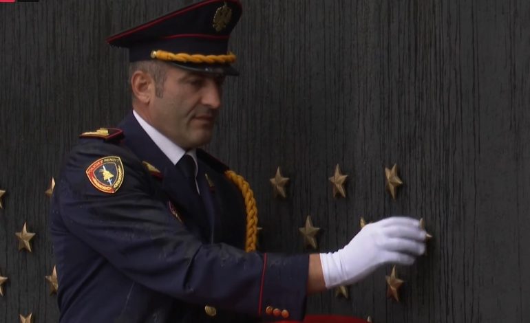 U VRA NË KRYE TË DETYRËS/ Ceremonia e nderimit të “Dëshmorit të Atdheut” Saimir Hoxha, i vendoset ylli…
