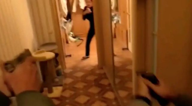 PROTESTOI KUNDËR LUKASHENKOS/ Policët mësyjnë forcërisht në shtëpinë e të riut, ai i kundërpërgjigjet me armë (VIDEO)
