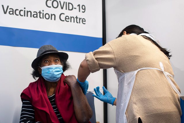 PANDEMIA/ Qeveria britanike heq dorë nga certifikatat e sigurisë së Covid