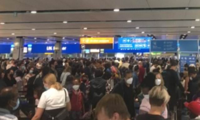 KAOS PREJ 4 DITËSH NË AEROPORTIN E LONDRËS/ Pasagjerët presin me orë të tëra në radhë