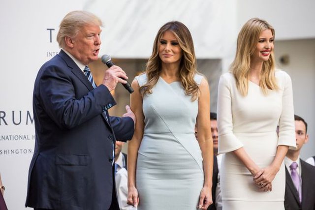 DONALD TRUMP I BEFASON TË GJITHË/ Ish-presidenti “nis punë” si komentator boksi