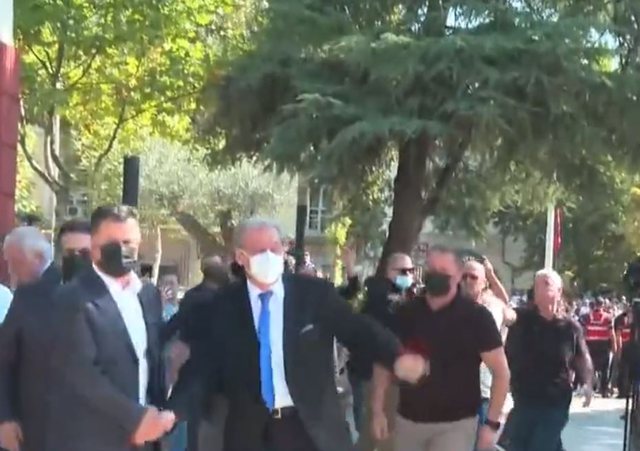 “BRAKTISET” BERISHA/ Kush janë tre deputetët e PD që e priten në hyrje të Kuvendi