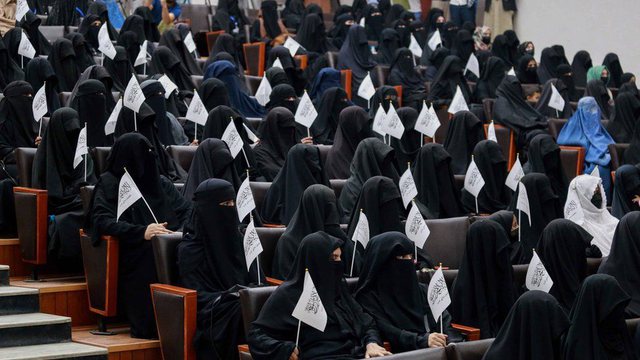 AFGANISTAN/ Talebanët lejojnë vajzat të shkojnë në universitet, por me dy kushte