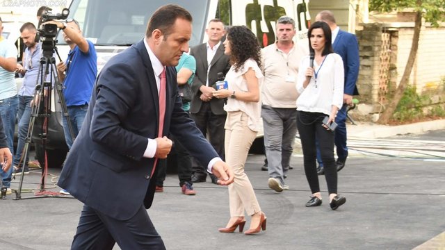 E FUNDIT/ 12 drejtoritë e policisë në kërkim të Adriatik Llallës. Komisariateve u jepen informacione për ish-kryeprokurorin