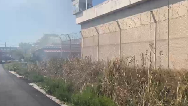 E FUNDIT/ Zjarr pranë burgut të Vlorës, alarmohen punonjësit, shkrumbohet…
