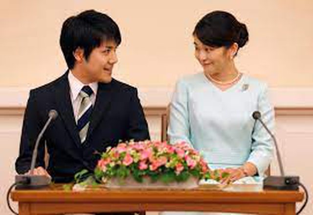 NDODH EDHE KJO/ Princesha japoneze heq dorë nga posti mbretëror dhe 1 mln dollarë për t’u martuar me shokun e klasës