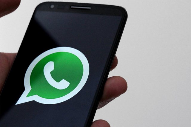 RAPORTI/ Facebook lexon dhe shpërndan mesazhet private të WhatsApp