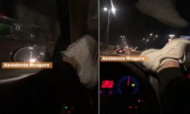 PAMJET SHOKUESE/ Dy këmbët mbi timon dhe me 120 km/h, i riu "spektakël" në autostradën Tiranë-Durrës