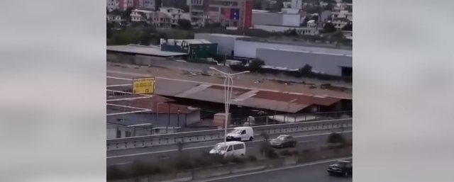 E FRIKSHME/ Një “kamikaz” në autostradën Tiranë-Durrës, ecën kundravajtje për t’i shpëtuar trafikut (VIDEO)