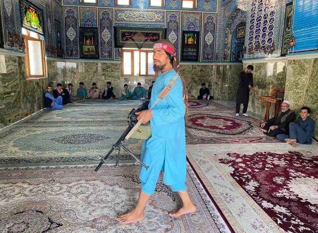FOTO QË PO BËN XHIRON E BOTËS/ Një taleban futet me mitraloz brenda xhamisë