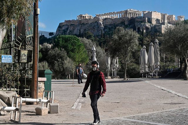 COVID-19/ Greqia paralajmëron ashpërsim masash: Nuk detyrojmë vaksinimin e fëmijëve