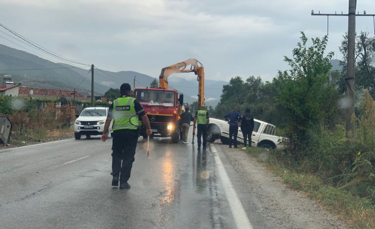 AKSIDENT NË ELBASAN/ Fuoristrada del nga rruga dhe përfundon në kanal, shoferi… (FOTOT)