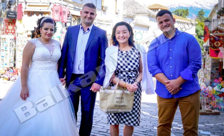FOTOLAJM/ Ambasadorja Yuri Kim s’i shpëton “tundimit”, bëhet pjesë e gëzimit të një çifti të ri shqiptar në Gjirokastër