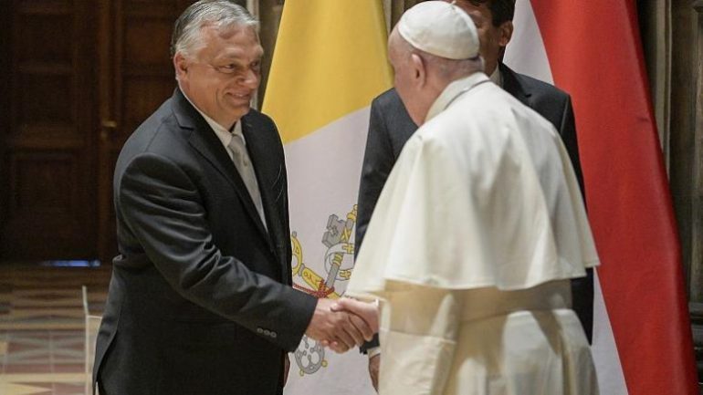VIZITË ZYRTARE NË HUNGARI/ Papa Françesku TAKOHET me kryeministrin Orban: T’i hapim krahët për të gjithë!