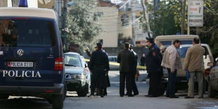 SHOKUESE NË TIRANË/ I riu dhunon keq nënën e tij për t’i marrë paratë