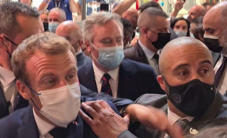 PAMJET VIRALE/ Po ecte mes turmës, Presidentin Macron e qëllojnë me vezë