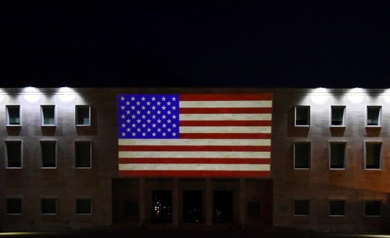 11 SHTATORI/ Kryeqyteti vishet me ngjyrat e flamurit amerikan, Veliaj: Tirana e di shumë mirë çfarë është terrori