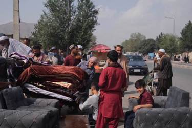 KRIZA EKONOMIKE/ Afganët shesin objektet e shtëpisë për të mbajtur familjen